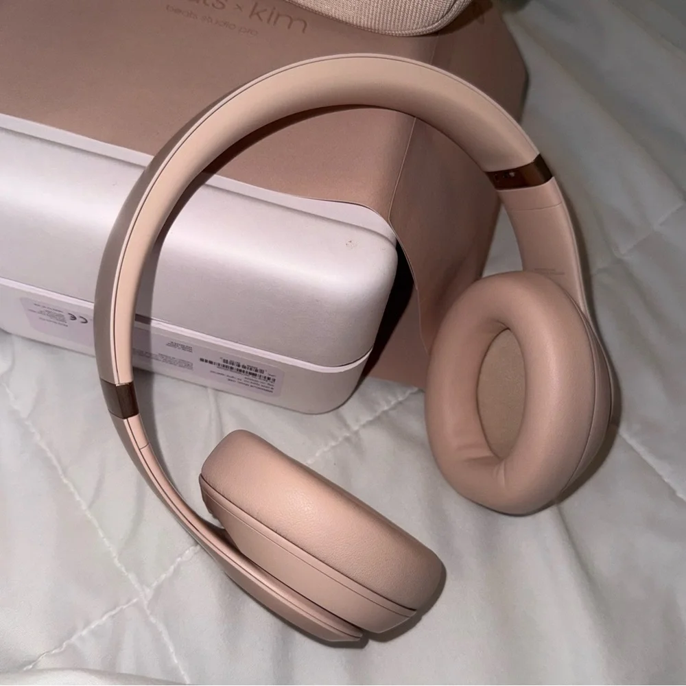 Beats Kim Kardashian studio pro head phones moon - Picture 3 of 7